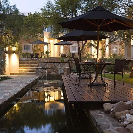 The Village Courtyard Suites & Executive Apartment Виндхук Экстерьер фото