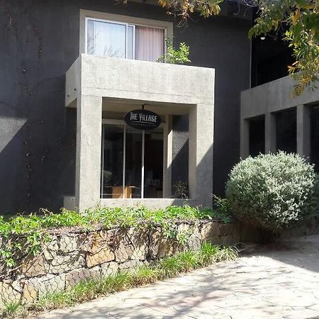 The Village Courtyard Suites & Executive Apartment Виндхук Экстерьер фото