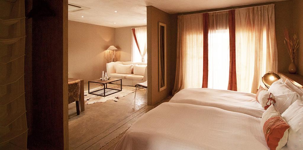 The Village Courtyard Suites & Executive Apartment Виндхук Экстерьер фото