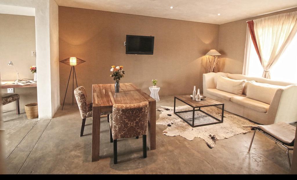 The Village Courtyard Suites & Executive Apartment Виндхук Экстерьер фото