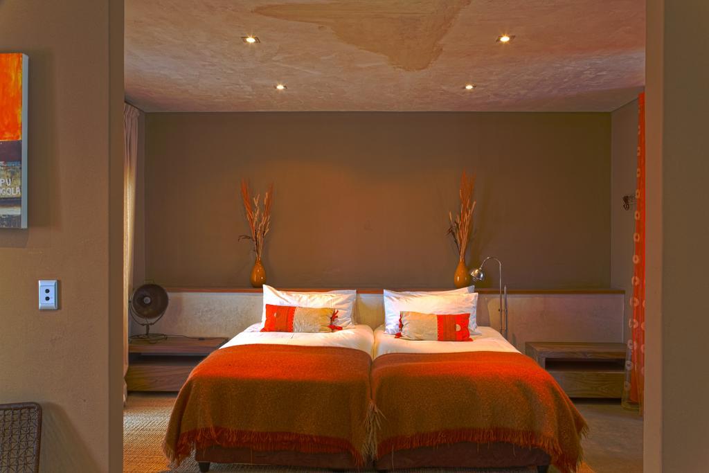 The Village Courtyard Suites & Executive Apartment Виндхук Экстерьер фото