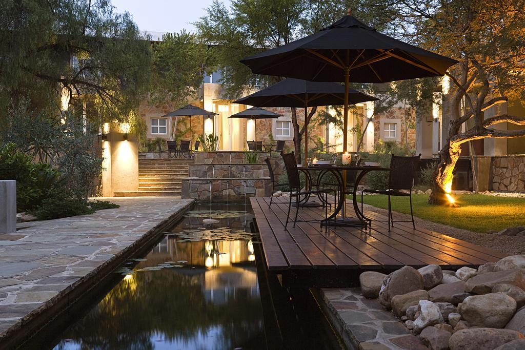 The Village Courtyard Suites & Executive Apartment Виндхук Экстерьер фото