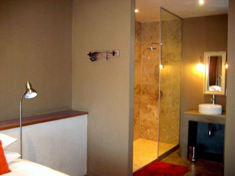 The Village Courtyard Suites & Executive Apartment Виндхук Экстерьер фото
