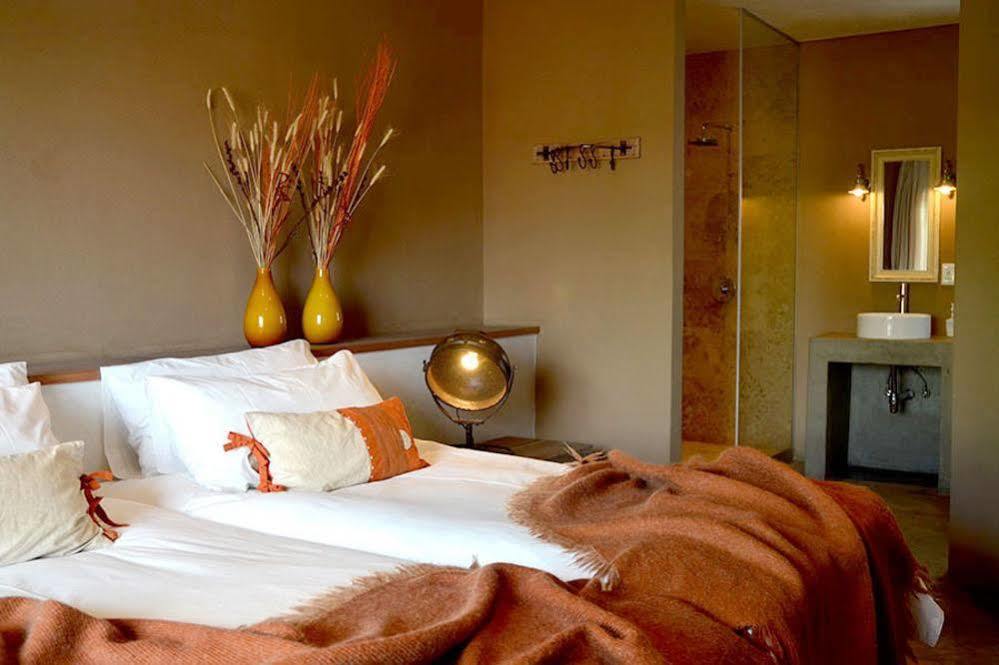 The Village Courtyard Suites & Executive Apartment Виндхук Экстерьер фото